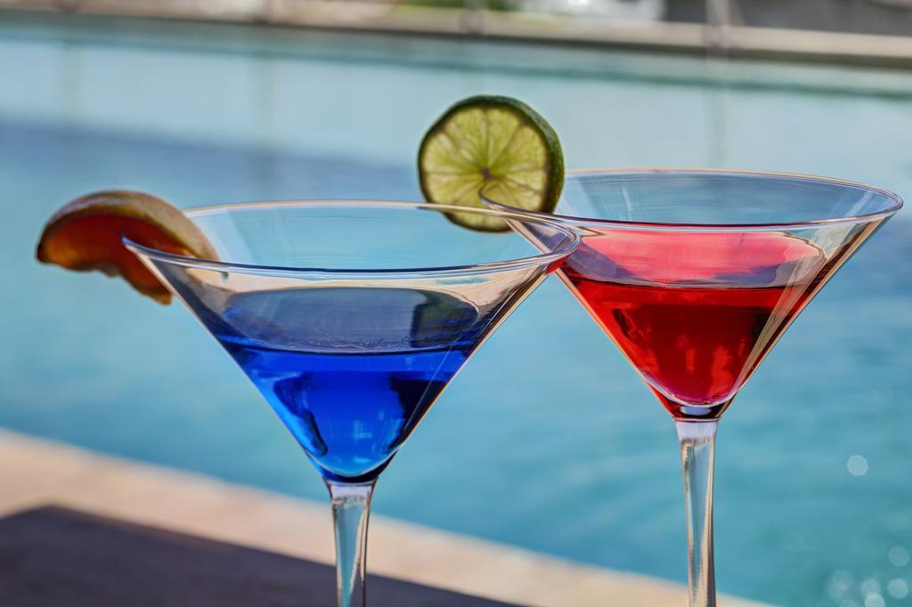 GHL Hotel Montería Exterior foto Blue and red cosmopolitan cocktails